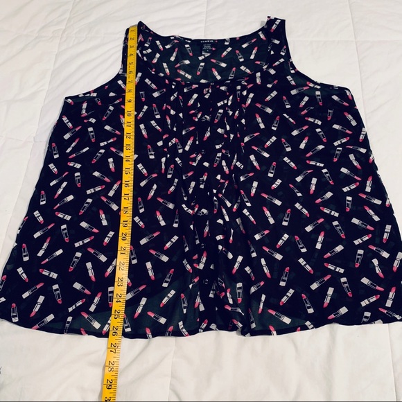 Torrid Lipstick Print Sleeveless top sz 0 - Picture 6 of 7